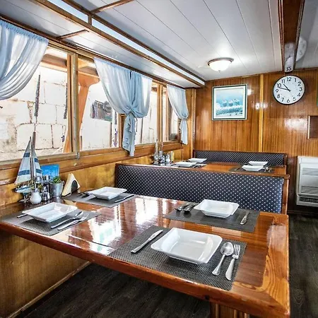 Cruising Boat Center, Dubrovnik, Hvar Botel